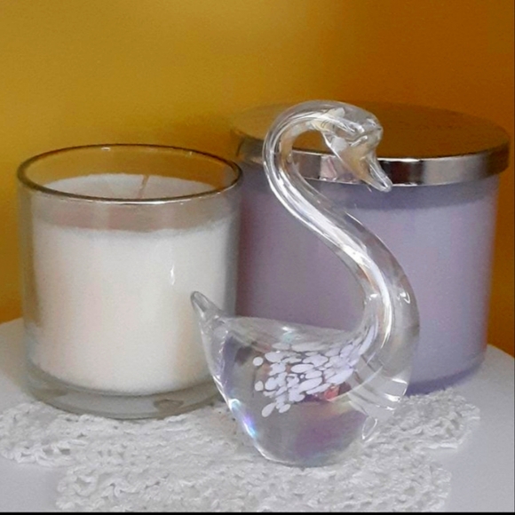 Crystal Swan With Pretty White Art Iridescent. - Picture 2 of 2